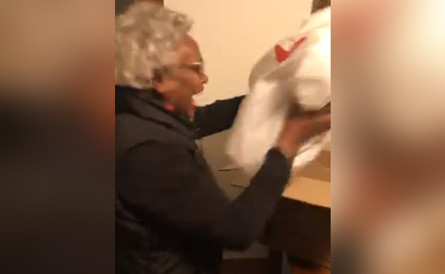 20 साल तक इस तोहफे का इंतजार करती रही दादी, आखिरकार पोती ने पूरी की Wish, देखें Video