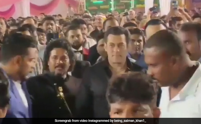 सलमान खान ने की मेकअप आर्टिस्ट के बेटे की शादी में एंट्री, भाईजान के आते ही यूं मचा धमाल- देखें Video सलमान खान ने की मेकअप आर्टिस्ट के बेटे की शादी में एंट्री, भाईजान के आते ही यूं मचा धमाल- देखें Video