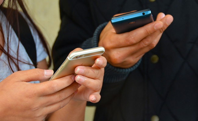 Too much use of social media in kids can affect eating pattern