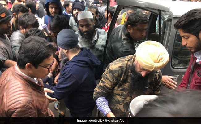 प्रदर्शन कर रहे लोगों को सिख ने खिलाया लंगर, बोले- 'खोल दो गुरुद्वारे के दरवाजे, कोई भी...' देखें Video