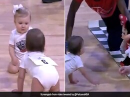 Video: हो रही थी छोटे बच्चों की रेस, बीच में ही रुक कर बच्ची करने लगी अपने साथ वाले बच्चे को Kiss Video: हो रही थी छोटे बच्चों की रेस, बीच में ही रुक कर बच्ची करने लगी अपने साथ वाले बच्चे को Kiss