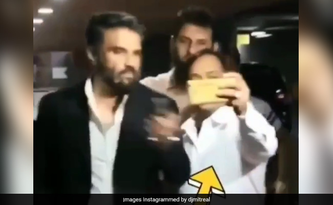 सुनील शेट्टी संग शेल्फी ले रहा था फैन, एक्टर ने छीना फोन और रख लिया जेब में...देखें Video