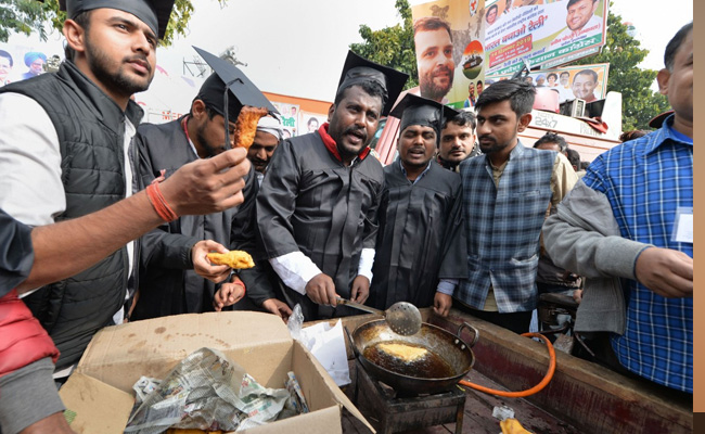 Congress Workers Dressed As Graduates Sell <i>Pakodas</i>, Tea At Delhi Rally