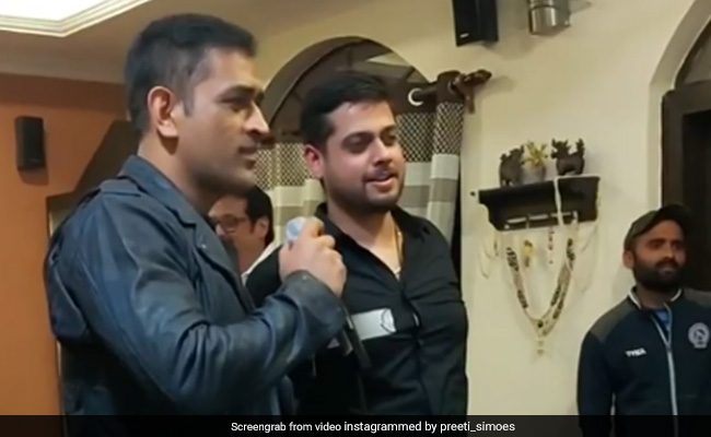 एमएस धोनी ने गाया दिल छू लेने वाला गाना, बोले- 'तुम देना साथ मेरा...' देखें Viral Video