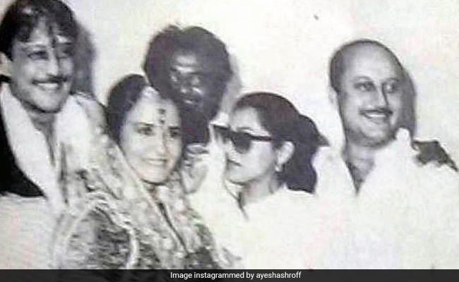 Can You Spot Rajinikanth, Dimple Kapadia And Anupam Kher In Jackie Shroff's Wedding Pic?