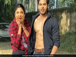 शिल्पा शेट्टी की सक्सेस स्टोरी के बीच आ गए भाग्यश्री के बेटे, फिर एक्ट्रेस ने दिखाए उनके सिक्स पैक ऐब्स- देखें  Video शिल्पा शेट्टी की सक्सेस स्टोरी के बीच आ गए भाग्यश्री के बेटे, फिर एक्ट्रेस ने दिखाए उनके सिक्स पैक ऐब्स- देखें  Video