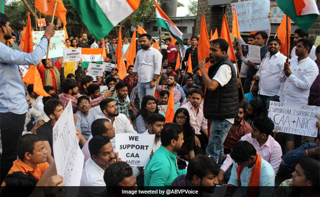 CAA पर जारी प्रदर्शनों के बीच यूपी में नागरिकता देने के लिए 32000 लोगों की हुई पहचान, मंत्री ने दी जानकारी