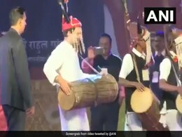 राहुल गांधी ने पहना सिर पर मुकुट और ढोल बजाते हुए किया 'आदिवासी डांस', वायरल हुआ Video राहुल गांधी ने पहना सिर पर मुकुट और ढोल बजाते हुए किया 'आदिवासी डांस', वायरल हुआ Video