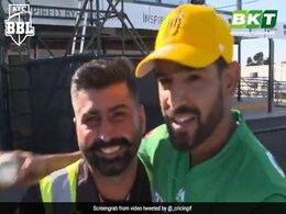 भारतीय सिक्योरिटी गार्ड से आकर बोला खिलाड़ी- 'मैं पाकिस्तानी हूं...' तो फूट-फूटकर रोने लगा, दिया ये गिफ्ट, देखें VIDEO भारतीय सिक्योरिटी गार्ड से आकर बोला खिलाड़ी- 'मैं पाकिस्तानी हूं...' तो फूट-फूटकर रोने लगा, दिया ये गिफ्ट, देखें VIDEO