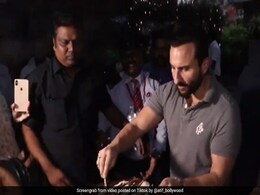Taimur Ali Khan ने कैमरामेन्स के लिए भिजवाया तोहफा, खुद पापा सैफ अली खान लेकर आए बाहर Taimur Ali Khan ने कैमरामेन्स के लिए भिजवाया तोहफा, खुद पापा सैफ अली खान लेकर आए बाहर