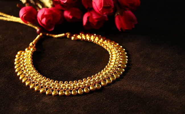 7 Gorgeous Necklaces That Will Make You Sparkle This Wedding Season