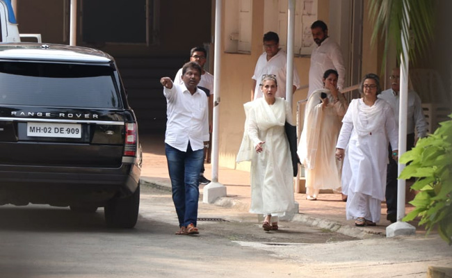 Dimple Kapadia At Mother Betty Kapadia's Funeral With Daughter Twinkle Khanna And Son-In-Law Akshay Kumar