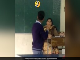 टीचर के सामने ढोल पर डांस करने लगा स्टूडेंट, मारने के लिए उठीं तो किया ऐसा... देखें Video टीचर के सामने ढोल पर डांस करने लगा स्टूडेंट, मारने के लिए उठीं तो किया ऐसा... देखें Video