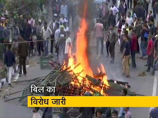 गुवाहाटी: नागरिकता संशोधन बिल का विरोध करने पर प्रदर्शनकारियों के खिलाफ लाठी चार्ज