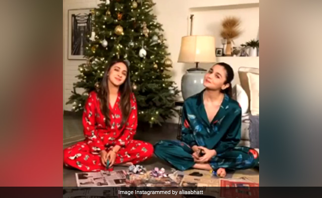 This Pic Of Alia Bhatt With BFF Akansha Ranjan Makes For A Perfect Christmas Greeting