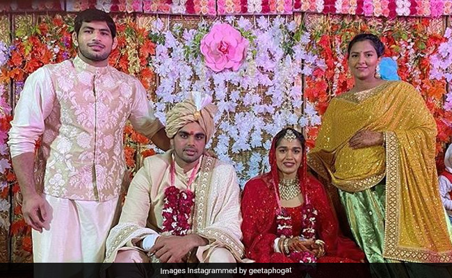 'दंगल गर्ल' बबीता फोगाट ने 8 फेरे लेकर रचाई शादी, मेहमानों को खाने में दिया देसी घी का हलवा, देखें Wedding Album