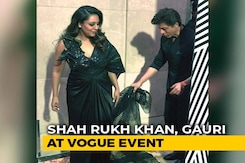 Viral: Shah Rukh Khan Carrying Gauri's Train Is Couple Goals Set High Viral: Shah Rukh Khan Carrying Gauri's Train Is Couple Goals Set High
