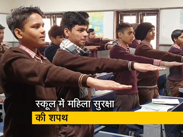 केजरीवाल ने लड़कों को दिलवाई महिला सम्मान की शपथ