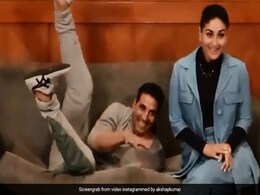 करीना कपूर सोफे पर बैठी थीं, तभी अक्षय कुमार ने लगा दी छलांग और फिर...देखें Video करीना कपूर सोफे पर बैठी थीं, तभी अक्षय कुमार ने लगा दी छलांग और फिर...देखें Video