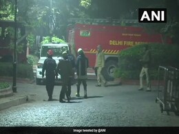 प्रधानमंत्री आवास के पास लगी आग, दमकल की 17 गाड़ियों ने पाया काबू प्रधानमंत्री आवास के पास लगी आग, दमकल की 17 गाड़ियों ने पाया काबू
