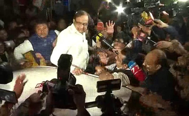 INX Media Case: जमानत मिलने से बाद तिहाड़ जेल से बाहर आए पूर्व वित्त मंत्री पी चिदंबरम, समर्थकों का जमावड़ा
