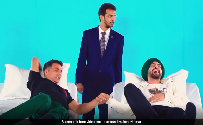 Akshay Kumar Video: अक्षय कुमार और दिलीजीत दोसांझ ने प्रसव पीड़ा का किया अनुभव, हुआ ऐसा हाल...