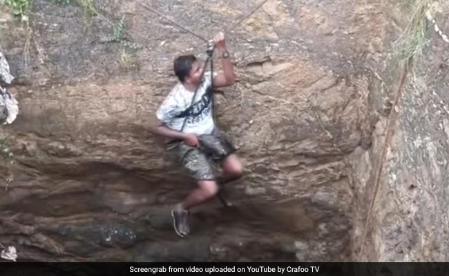 डूबते हुए मोर को बचाने के लिए कुएं के अंदर चला गया शख्स, अंदर बैठे थे जहरीले सांप, देखें Viral Video डूबते हुए मोर को बचाने के लिए कुएं के अंदर चला गया शख्स, अंदर बैठे थे जहरीले सांप, देखें Viral Video