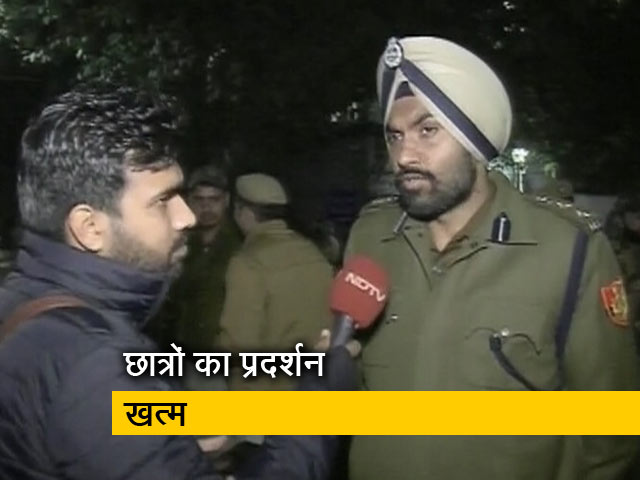 बसों में आग लगाने के आरोप पर बोली दिल्ली पुलिस- हम आग लगा नहीं रहे थे, बुझा रहे थे