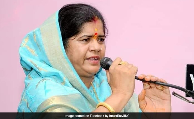 पूर्व मंत्री इमरती देवी का यह कैसा बर्ताव? फेस मास्क लगाने की बजाय सड़क पर फेंका, VIDEO वायरल