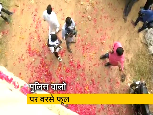 तेलंगाना एनकाउंटर के बाद पुलिस का लोगों ने किया जबरदस्त स्वागत