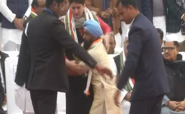Video : प्रियंका गांधी की सुरक्षा में बड़ी चूक, अचानक कुर्सी के पास पहुंच गया एक शख्स