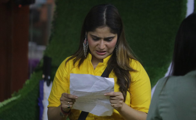 <I>Bigg Boss 13</I> Written Update December 10, 2019: Aarti Singh Breaks Down After Reading Her Family's Letter