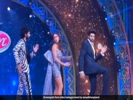 सारा अली खान ने 'आंख मारे' पर कार्तिक आर्यन और शाहिद कपूर को यूं करवाया डांस, देखें Video सारा अली खान ने 'आंख मारे' पर कार्तिक आर्यन और शाहिद कपूर को यूं करवाया डांस, देखें Video