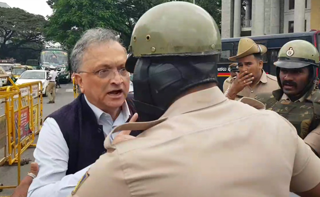 CAA Protest: बेंगलुरु पुलिस का दावा - हिरासत में रामचंद्र गुहा को परोसा गया लजीज खाना