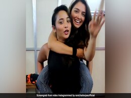 आम्रपाली दुबे को भोजपुरी अवॉर्ड के लिए पीठ पर उठाकर ले गईं रानी चटर्जी, वायरल हुआ Video आम्रपाली दुबे को भोजपुरी अवॉर्ड के लिए पीठ पर उठाकर ले गईं रानी चटर्जी, वायरल हुआ Video