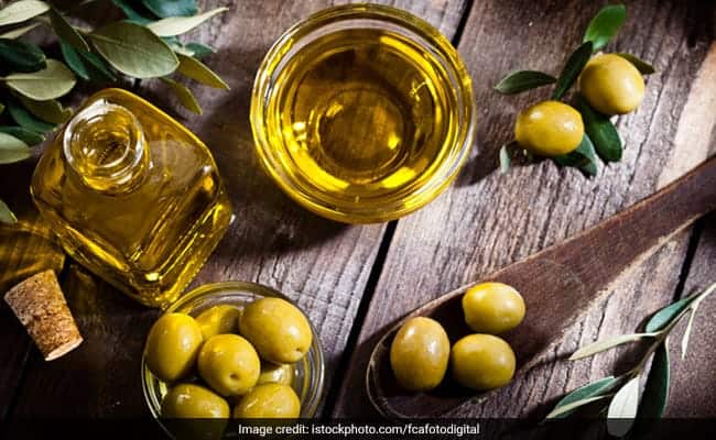 Olive Oil Benefits: आपको अपनी डाइट में जैतून का तेल क्यों शामिल करना चाहिए? यहां जानें 5 कारण Olive Oil Benefits: आपको अपनी डाइट में जैतून का तेल क्यों शामिल करना चाहिए? यहां जानें 5 कारण