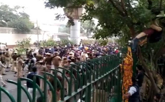 Jamia Students Call Off University Lockdown Over Citizenship Act