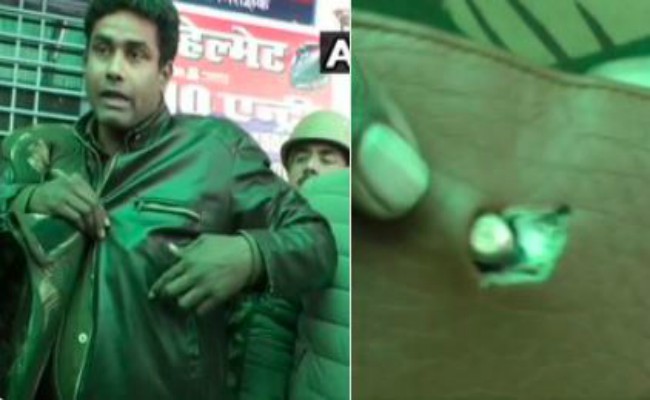 कुछ सिक्कों, ATM कार्ड और भगवान की तस्वीर के कारण गोली से चमत्कारिक रूप से बची कॉन्स्टेबल की जान