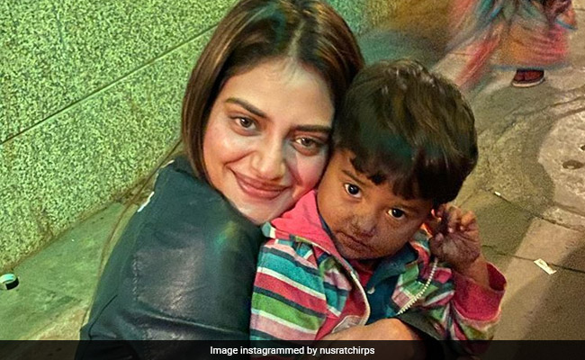 Nusrat Jahan Shares Pics With Boy Selling Balloons, Wins Hearts Online