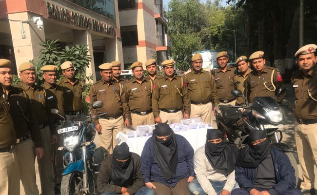 दिल्ली एयरपोर्ट के पास मुसाफिरों से पुलिसवाले बनकर करते थे ठगी, पुलिस ने 4 लोगों को किया गिरफ्तार