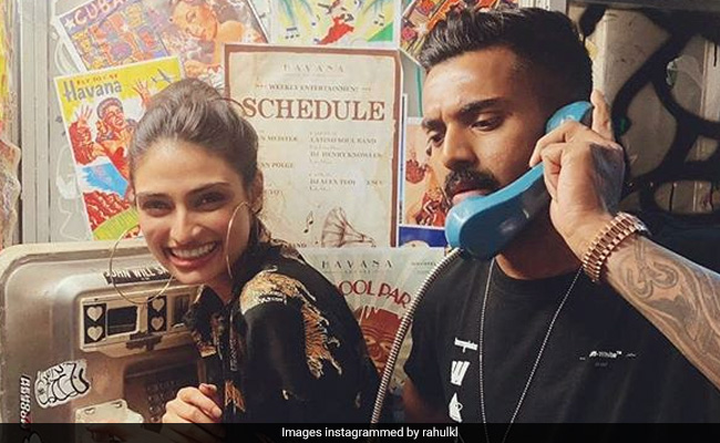 आथिया शेट्टी के साथ क्रिकेटर के.एल राहुल फोन बूथ में आए नजर, Photo शेयर कर बोले- हेलो, देवी प्रसाद...