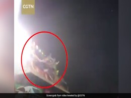 चलते झूले में हुआ दिल दहला देने वाला हादसा, सीट से उछलकर नीचे गिरे लोग... देखें Video चलते झूले में हुआ दिल दहला देने वाला हादसा, सीट से उछलकर नीचे गिरे लोग... देखें Video