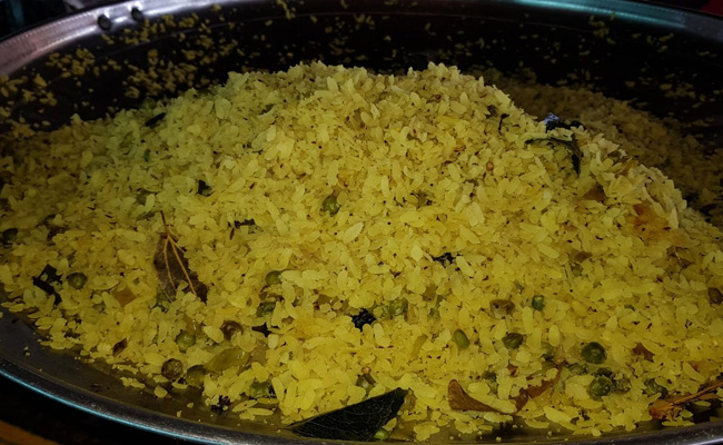 120 रुपए किलो वाली महंगी प्याज ने बिगाड़ा 'इंदौरी पोहे' का स्वाद, नींबू-मूली ने ली जगह तो...