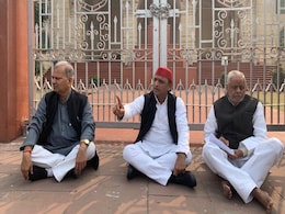 Akhilesh Yadav Sits On Protest Over Unnao Case, Targets UP Government Akhilesh Yadav Sits On Protest Over Unnao Case, Targets UP Government