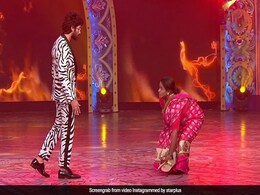 इस महिला से स्टेज पर टूटा गिलास तो शाहिद कपूर को आया गुस्सा, उठाई चप्पल और फिर...देखें Video इस महिला से स्टेज पर टूटा गिलास तो शाहिद कपूर को आया गुस्सा, उठाई चप्पल और फिर...देखें Video