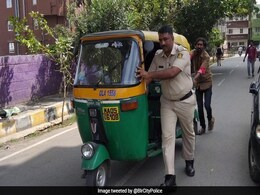 ऑटो रिक्शे वाले की मदद कर ट्विटर पर छाया पुलिस अधिकारी, लोगों ने कहा- ''आप हैं असली सिंघम'' ऑटो रिक्शे वाले की मदद कर ट्विटर पर छाया पुलिस अधिकारी, लोगों ने कहा- ''आप हैं असली सिंघम''