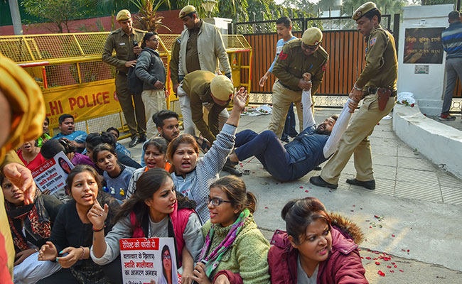 Students Protest Outside Smriti Irani's Delhi Residence, Seek Death For Rapists