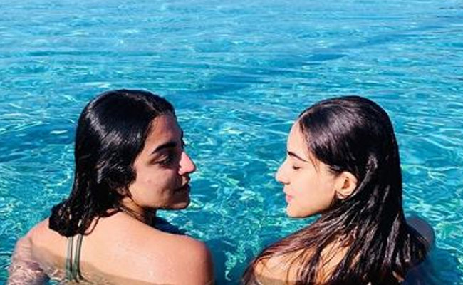 सारा अली खान समुद्र में यूं चिल करती आईं नजर, अब वायरल हो रही हैं Photo