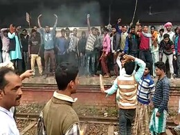 CAB के खिलाफ पश्चिम बंगाल में प्रदर्शन जारी, प्रदर्शनकारियों ने सड़क और रेल मार्ग किए बंद CAB के खिलाफ पश्चिम बंगाल में प्रदर्शन जारी, प्रदर्शनकारियों ने सड़क और रेल मार्ग किए बंद