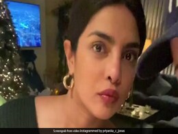 प्रियंका चोपड़ा ने इस अनोखे अंदाज में निक जोनास संग मनाया क्रिसमस, Video हुआ वायरल प्रियंका चोपड़ा ने इस अनोखे अंदाज में निक जोनास संग मनाया क्रिसमस, Video हुआ वायरल